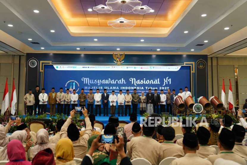 Sejumlah tokoh berpose bersama dengan jajaran pimpinan MUI dalam Musyawarah Nasional XI Majelis Ulama Indonesia di Jakarta, Kamis (20/11/2025).