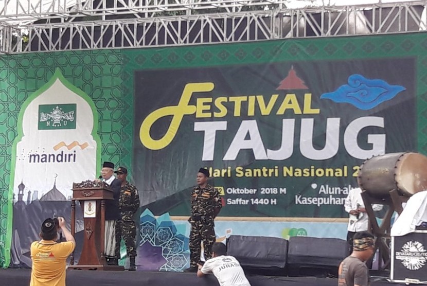 Musytasar PBNU yang juga Cawapres, Ma'ruf Amin menghadiri penutupan Festival Tajug dalam rangka Hari Santri Nasional 2018 di Alun-alun Keraton Kasepuhan Kota Cirebon, Senin (22/10).