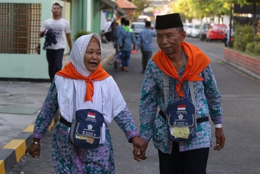 Mutiatun dan Asrofi bergandengan tangan di Asrama Haji Sukolilo Surabaya.
