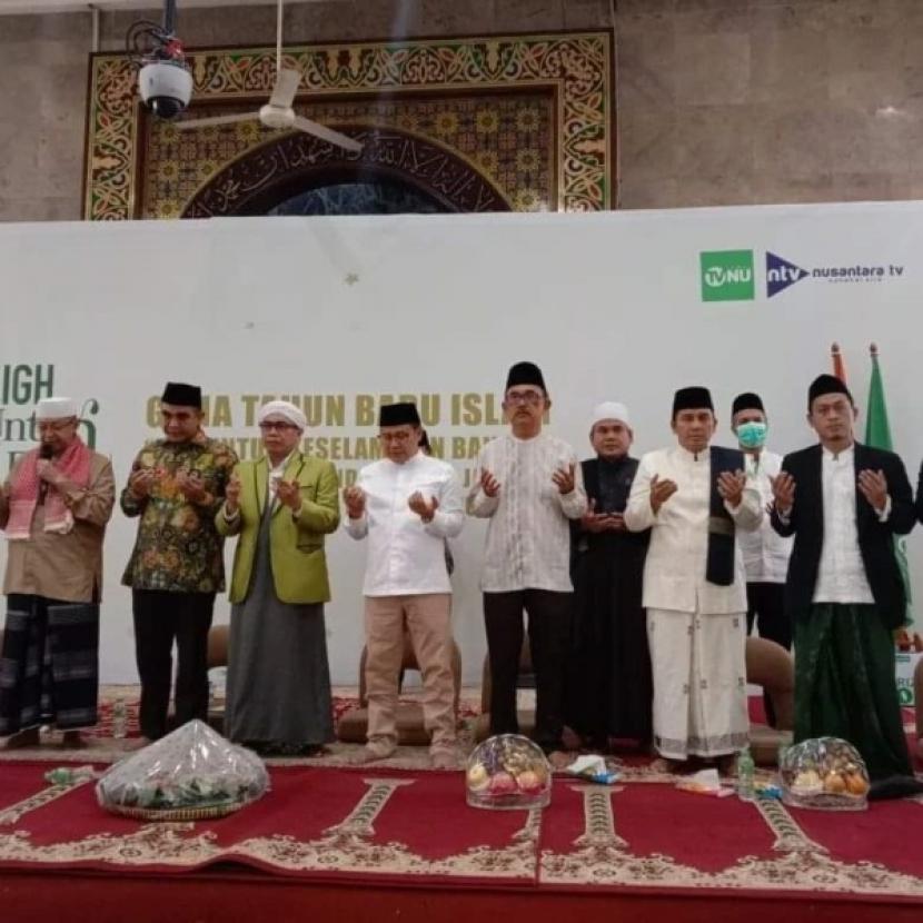 Sekjen Gerindra Ahmad Muzani (kedua kiri) dan Ketum PKB A Muhaimin Iskandar (keempat kiri) menghadiri Tabligh Akbar peringatan Tahun Baru Islam 1444 H di Masjid Agung Sunda Kelapa, Menteng, Jakarta Pusat, Sabtu (30/7/2022).