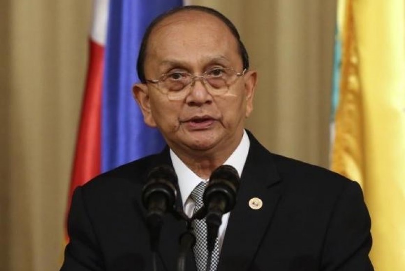 Myanmar President Thein Sein delivers his speech to the media during his visit at the Malacanang Presidential Palace in Manila December 5, 2013.