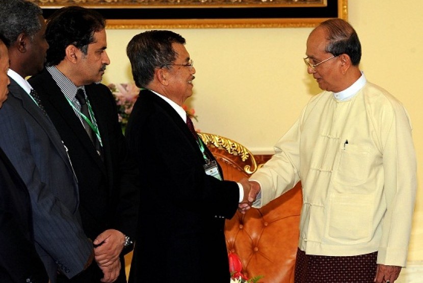 Myanmar President Thein Sein (right) greets Chairman of Indonesian Red Cross, Jusuf Kalla.