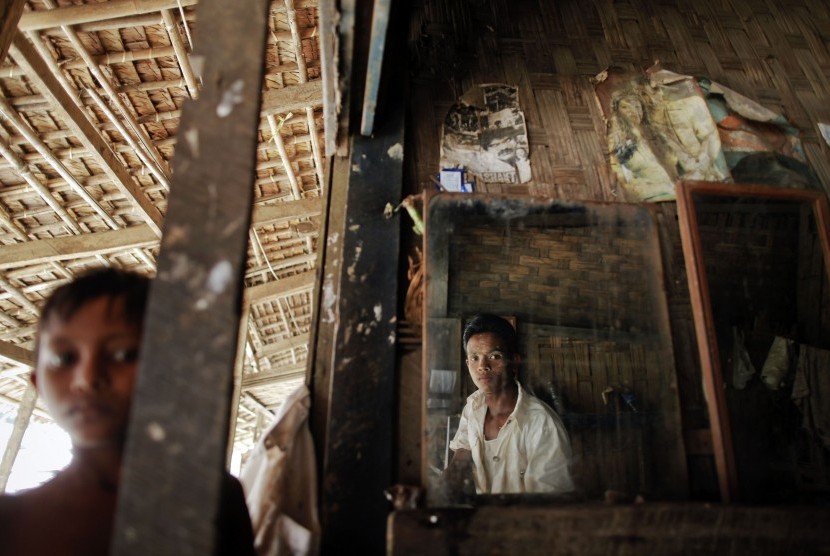 Myanmar Rohingya men gather at a beauty salon in the village of Takebi north of the town of Sittwe May 18, 2012. Some 800,000 Rohingya live in Myanmar's northern Rakhine State under severe government restrictions that human rights monitors believe has fuel
