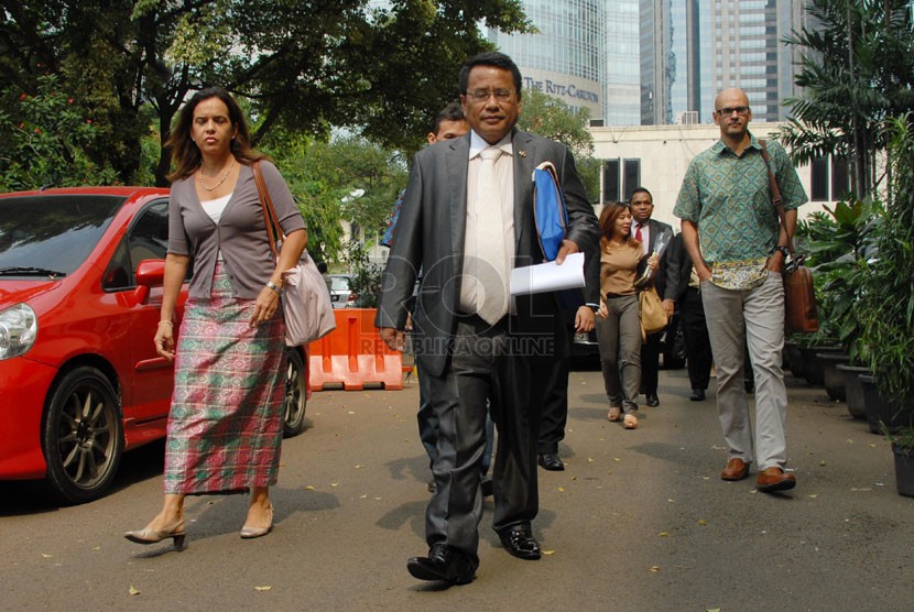 Tiga pengajar JIS Kepala Sekolah SD Jakarta International School (JIS) Elsa Donahue (WN Amerika Serikat)Jakarta International School (JIS) didampingi Kuasa Hukum menjalani pemeriksaan di Polda Metro Jaya, Jakarta Selatan, Senin (23/6). ( Republika/Rakhmawa