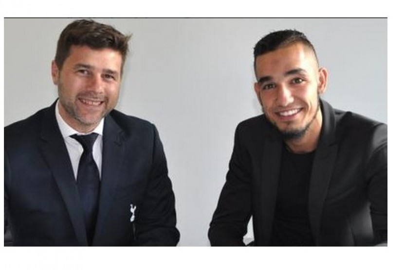 Nabil Bentaleb (kanan) saat pendandatangan kontrak baru disaksikan pelatih Tottenham Hotspu Mauricio Pochettino.