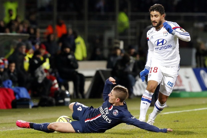 Nabil Fekir (R) of Olympique Lyon vies for the ball with Marco Verratti (L) of Paris Saint Germain during the French Ligue 1 soccer match, between Olympique Lyon and Paris Saint Germain, at the Stade Gerland in Lyon, France, 08 February 2015.