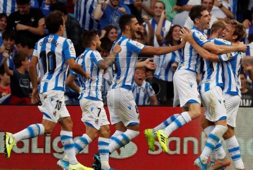 Nacho Monreal (paling kanan) merayakan gol dengan rekan-rekannya di Real Sociedad.