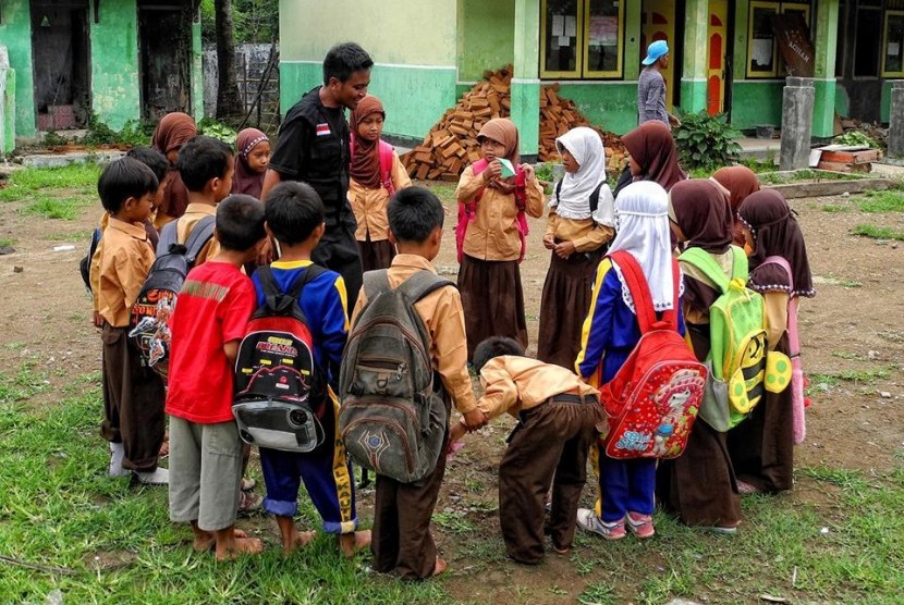 Nada Indana Zulfa bersama kelas 5 SDN 09 Pekat, Dompu, Nusa Tenggara Barat.