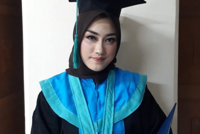 Nadia Silva, lulusan mahasiswa kedokteran Unisba termuda yang lulus di usia 18 tahun. Dengan IPK 3,44.