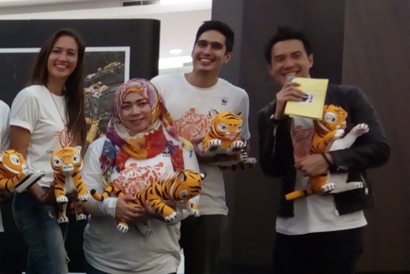 Nadine dan Marcel Chandrawinata tampak di antara sejumlah artis yang mendukung kampanye Double Tigers yang digencarkan WWF Indonesia