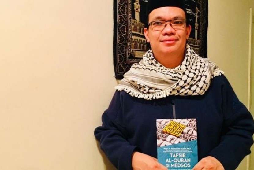 Nadirsyah Hosen dengan buku terbarunya Tafsir Al-Quran di Sosmed
