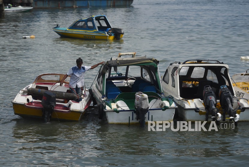 Nahkoda menyiapkan perahu cepatnya di Pelabuhan Penyebrangan Penajam Paser Utara, Kalimantan Timur, Jumat (30/8/2019). Polisi mengungkap TPPO yang mempekerjakan anak di Penajam Paser Utara.