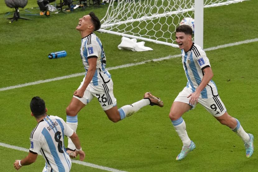 Nahuel Molina (tengah) merayakan gol ke gawang Belanda.