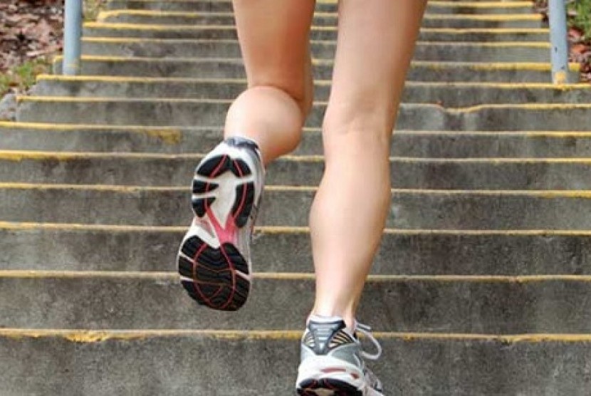 Naik dan turun tangga juga sangat membantu memperkuat berbagai otot.