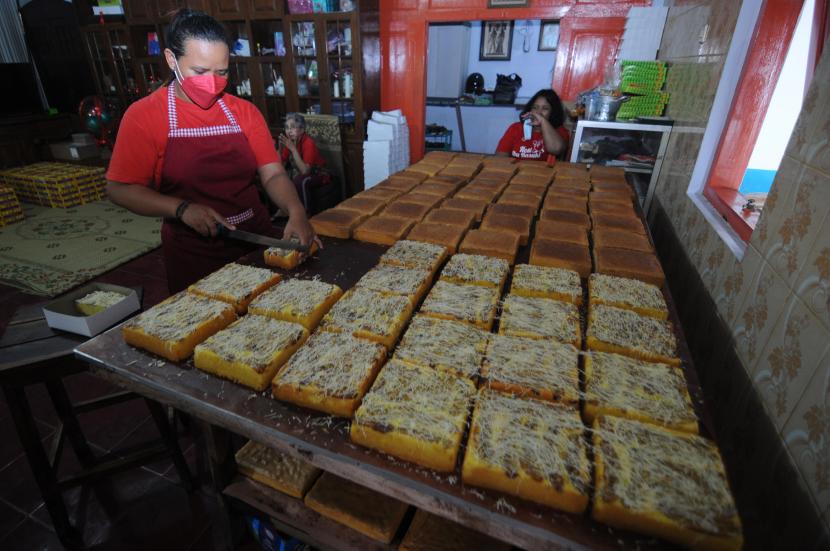 Naiknya harga telur ayam membuat produsen roti terdampak sehingga harus menaikan harga penjualan roti, seperti roti cake marmer besar dari Rp41.000 menjadi Rp42.000 per roti dan roti pisang keju besar dari Rp55.000 menjadi Rp56.000 per roti .