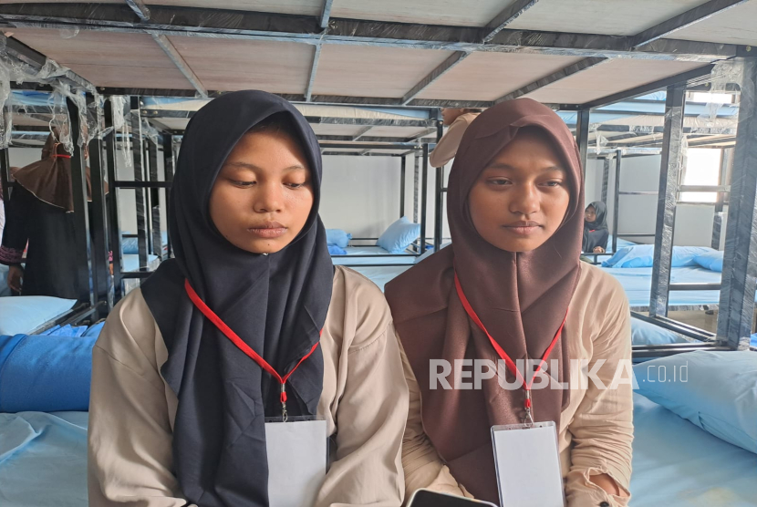 Naisila Anandia (15), salah satu siswa Sekolah Rakyat Terintegrasi Kabupaten Indramayu (kanan). Ia sempat putus sekolah selama tiga tahun setelah lulus SD karena ketiadaan biaya. 
