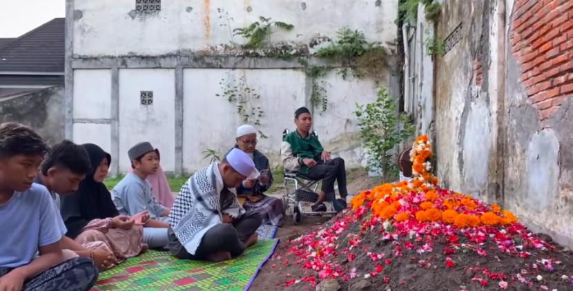 Naja Hudia tengah berziarah ke makam Ibunda Dahlia