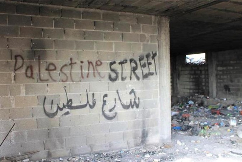 Nama Palestine Street di tembok reruntuhan Palestina