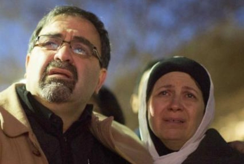  Namee Barakat dan istrinya Layla Barakat, orang dari korban penembakan di Chapel Hill Deah Shady Barakat berduka saat peringatan insiden penembakan tiga orang Muslim oleh seorang pria atheis.