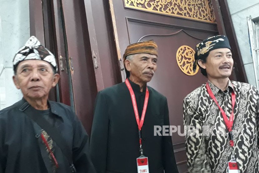 Nana Kuryana (kanan), warga Kuningan, Jawa Barat, penganut kepercayaan Sunda Wiwitan hadir di gedung Mahkamah Konstitusi bersama rekan-rekannya, Selasa (7/11).