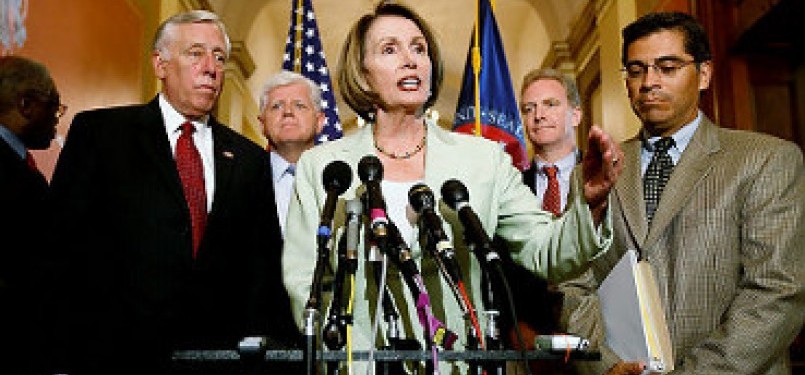 Nancy Pelosi bersama anggota Kongres dalam acara jumpa pers