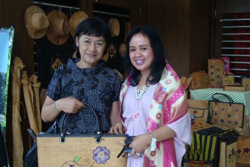  Nani Sakri bersama Tentrem Sri Minarsih, produsen kriya kulit kayu, Desember 2011
