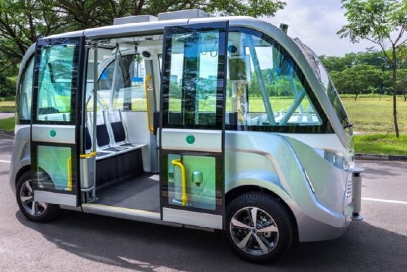 Nanyang Technological University di Singapura sudah mengoperasikan bus tanpa sopir.