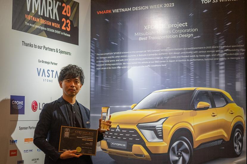 Naoki Akita, menerima penghargaan emas dari VMARK Vietnam Design Award 2023 untuk Mitsubishi Xforce