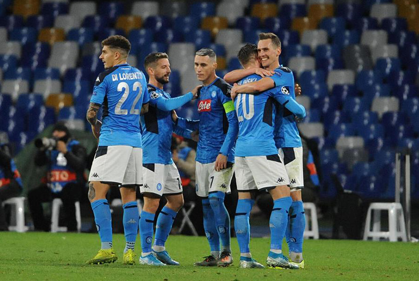 Napoli dipastikan lolos ke Babak 16 Besar Liga Champions usai menghajar Genk 4-0 di San Paolo, Italia, Rabu (11/12) dini hari WIB.