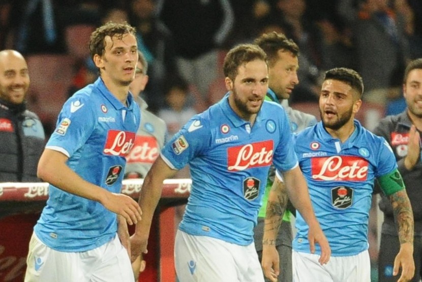 Napoli's forward Gonzalo Higuain (C) celebrates with his teammates after scoring the goal of the 2-1 during the Italian Serie A soccer match between SSC Napoli and UC Sampdoria at San Paolo Stadium in Naples, Italy, 26 April 2015.