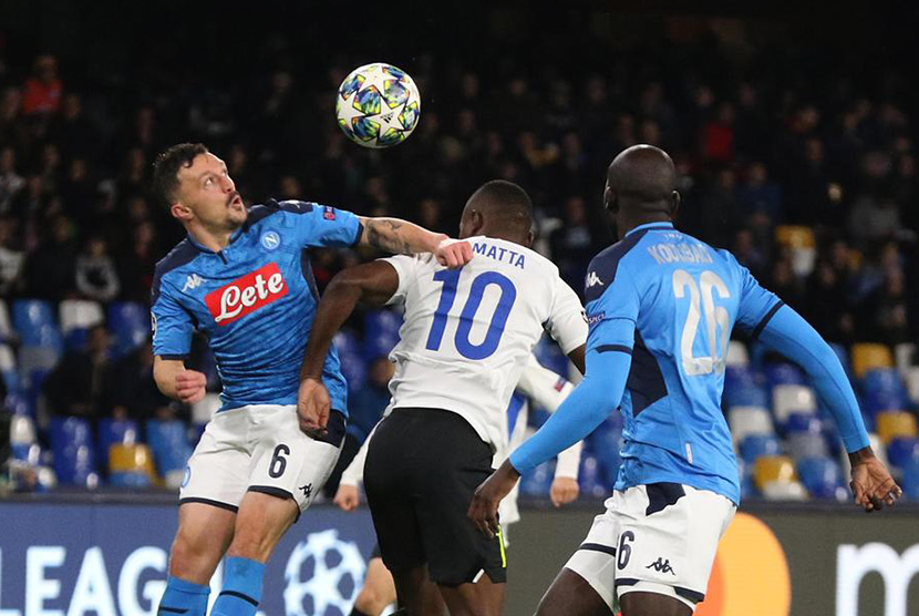 Napoli sementara unggul 3-0 atas Genk dalam laga pemungkas Grup E Liga Champions di Stadion San Paolo, Italia, Rabu (11/12) dini hari WIB.