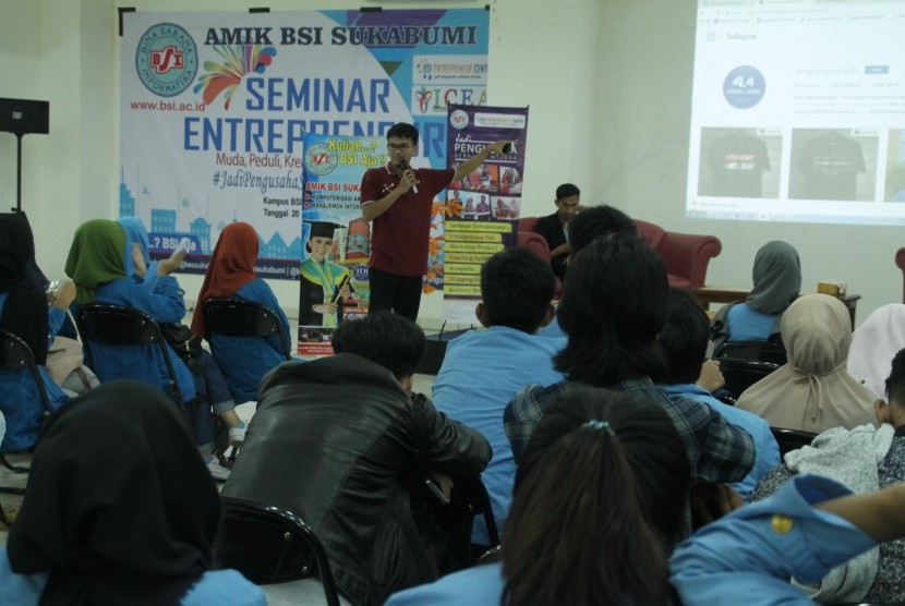 Nara sumber berbagin ilmu kewirausahaan kepada mahasiswa AMIK BSI Sukabumi.