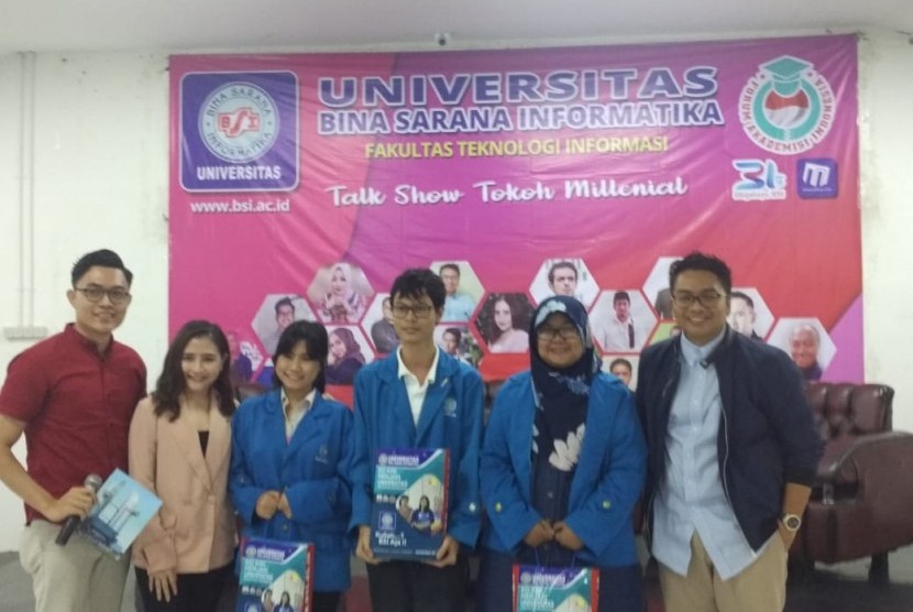 Nara sumber memberikan souvernir kepada peserta yang memberikan pertanyaan di acara Talkshow Tokoh Milenial UBSI Kampus Salemba 22 Jakarta.