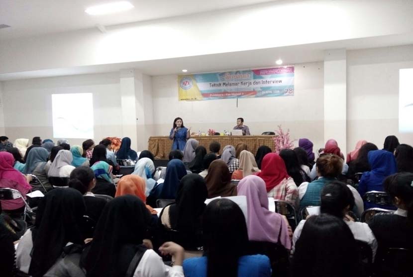 Nara sumber menyampaikan pemaparan pada seminar tentang teknik melamar kerja dan interview di BSI Jatiwaringin Jakarta, Selasa (19/4). 