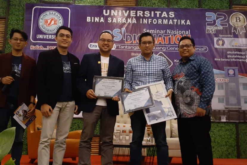 Nara sumber seminar BSI Digination berfoto bersama dengan MC, moderator dan kepala UBSI Kampus  Ciledug.