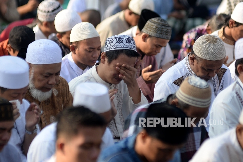  Narapidana dan petugas lapas melaksanakan salat Idul Fitri di Rutan Kelas I Cipinang, Jakarta, Rabu (6/7). (Republika/Prayogi)