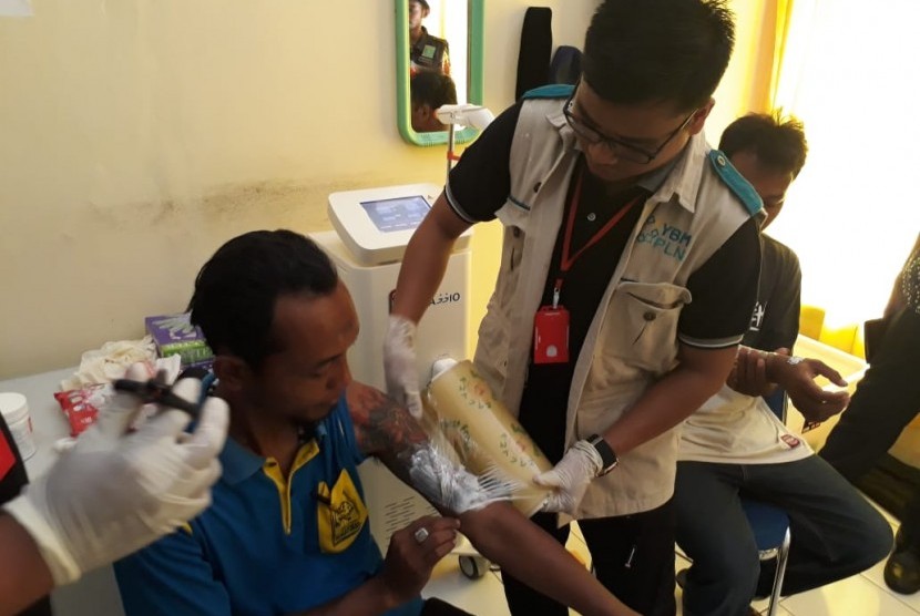 Narapidana di Lapas Kembangkuning, Nusa Kambangan, Kabupaten Cilacap, Jawa Tengah sedang menjalani proses penghapusan tato oleh IMS yang didukung YBM PLN, Jumat (8/2).