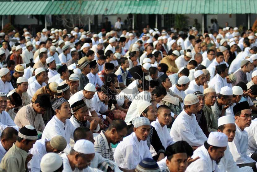  Narapidana Lembaga Permasyarakatan melaksanakan Shalat Ied 1434 H di LP Cipinang, Jakarta Timur, Kamis (8/8). (Repubika/Wihdan)