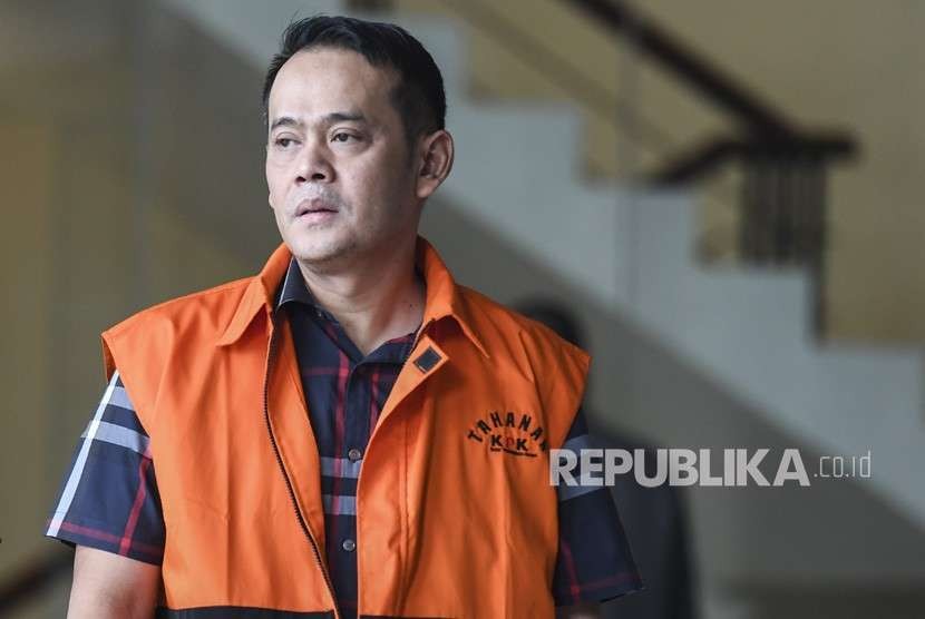 Narapidana LP Sukamiskin kasus korupsi Fahmi Darmawansyah berjalan meninggalkan gedung KPK seusai diperiksa di Jakarta, Selasa (18/9). 