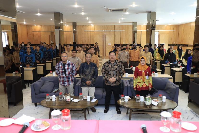 Narasumber dan Panitia serta peserta foto bersama usai kegiatan sosialisasi edukasi dan Pemilu 2024, Kamis (26/10/2023).