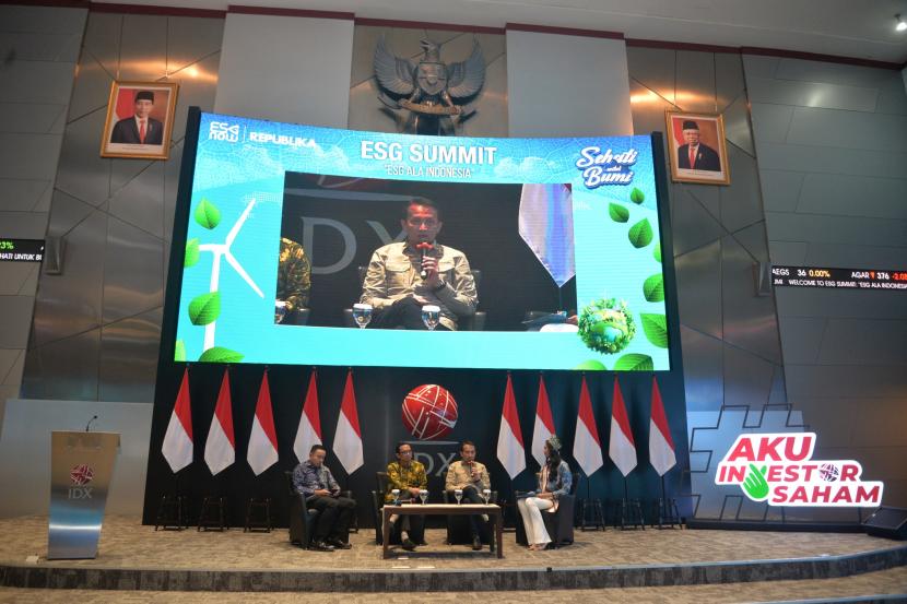 Narasumber menyampaikan paparan dalam acara ESG Summit yang digelar Republika, di Gedung Bursa Efek Indonesia (BEI), Jakarta, Kamis (13/9/2024).