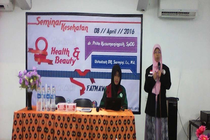 Narasumber tengah memberikan materi pada seminar health and beauty yang diadakan Badaris BSI Fatmawati, Jakarta, Jumat (8/4). 