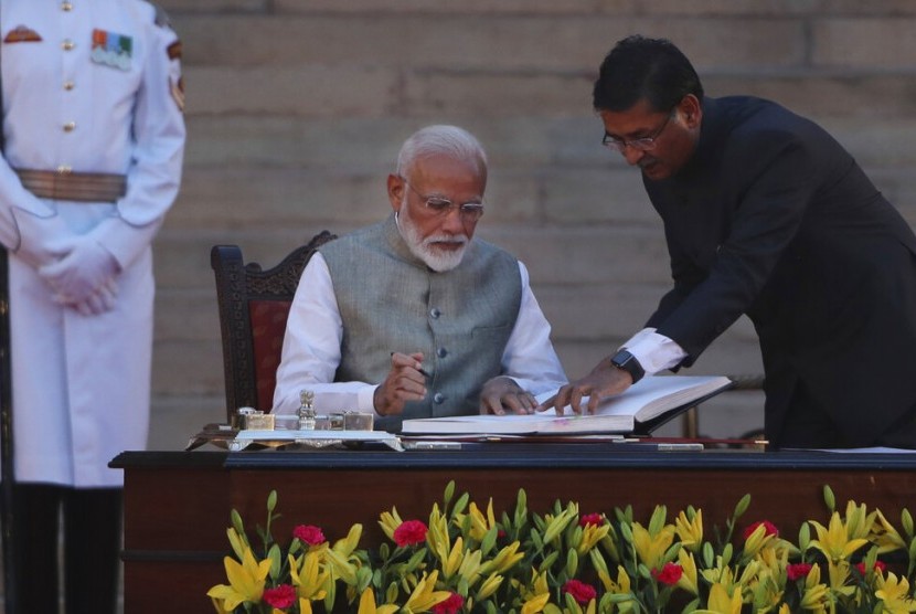 Narendra Modi, menandatangani berkas usai mengucapkan sumpah jabatan untuk kedua kalinya sebagai perdana menteri di New Delhi, Kamis (30/5). 