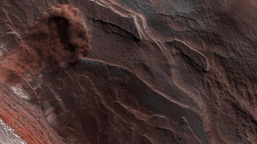 NASA menangkap gambar longsoran salju di Mars.