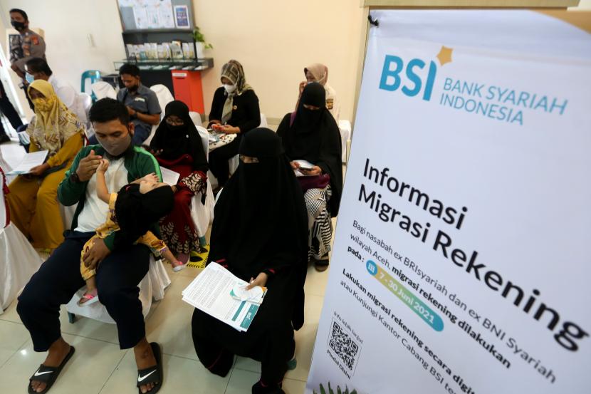 Nasabah antre melakukan migrasi rekening di Bank Syariah Indonesia (BSI). ilustrasi