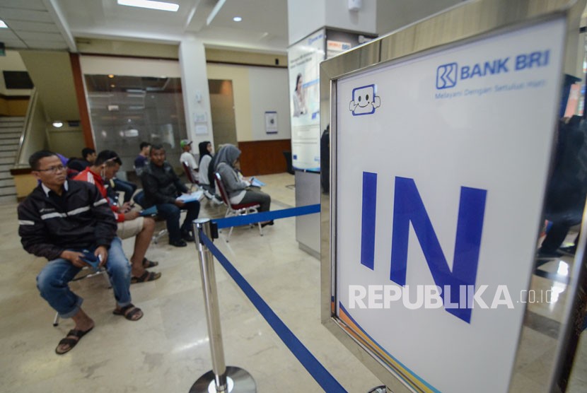 Nasabah antri untuk mengurus kartu ATM yang telah diblokir di Kantor cabang BRI, Bandung, Jawa Barat, Senin (26/3).