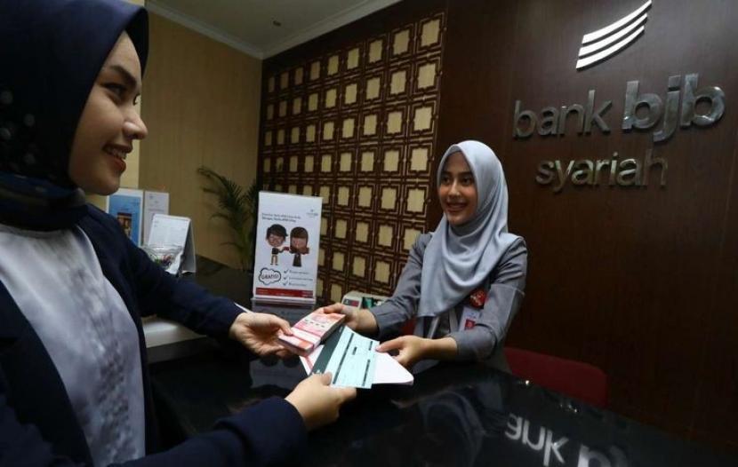 Nasabah bank bjb syariah menyetorkan dananya.