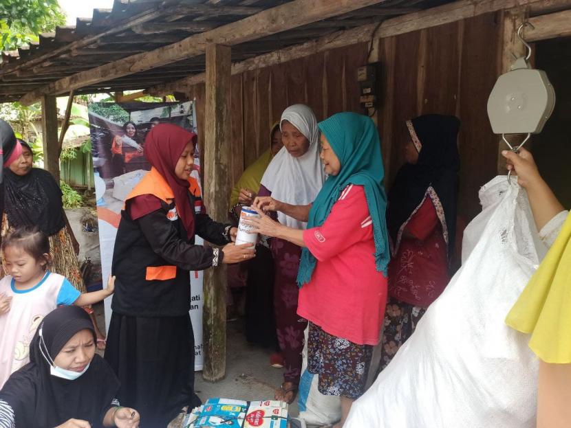 Nasabah Bank Sampah Resik Mletik Kalimaro menggalang donasi untuk korban erupsi Semeru.