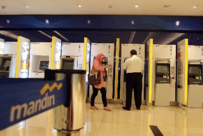 Nasabah bertransaksi di ATM Center Plaza Mandiri, Selasa (13/5). Untuk mencegah penyalahgunaan, Bank Mandiri melakukan pengamanan dengan memblokir dan mengganti sejumlah kartu debit nasabah.