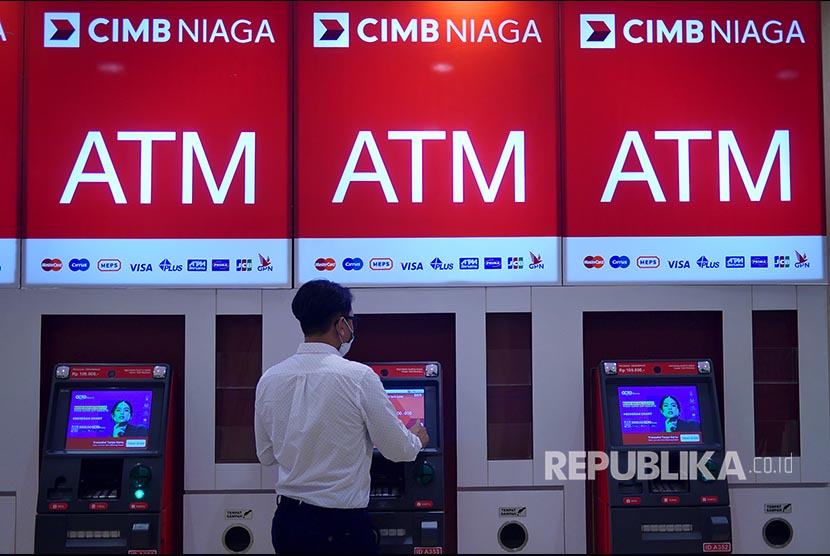 Nasabah bertransaksi di ATM Kantor Cabang CIMB Niaga di Jakarta, Kamis (23/2/2023). 